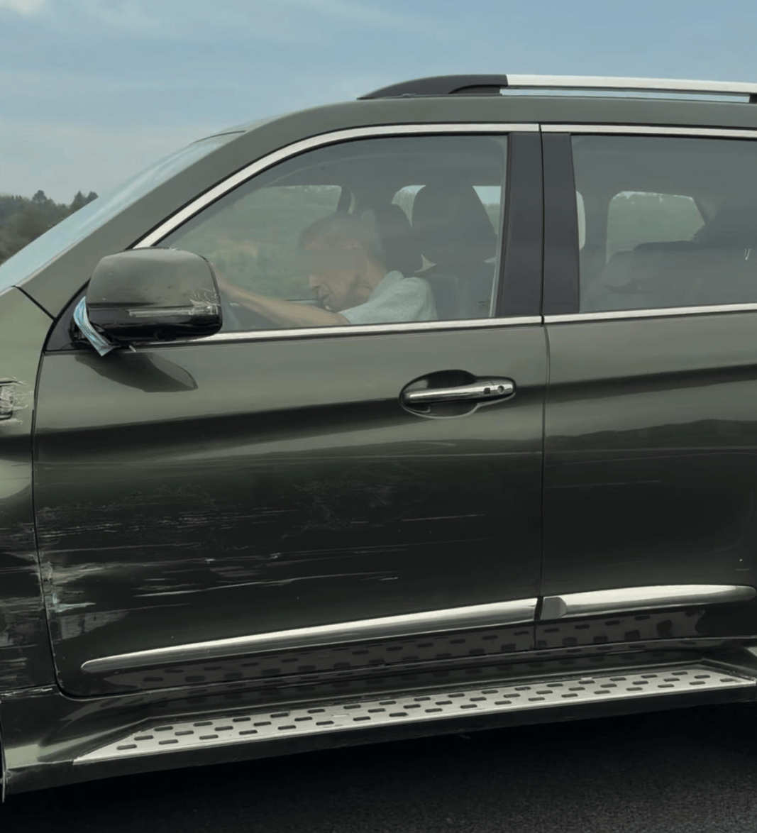 皇冠信用网代理注册_“司机像没意识了一样！”男子称SUV在高速上慢行、撞上石墩也不停皇冠信用网代理注册，交警：司机目前无生命危险