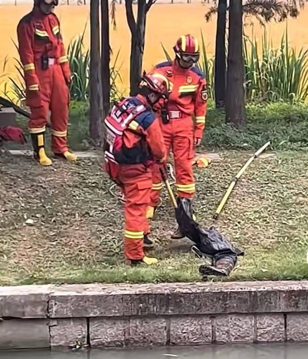普雷斯顿 vs 斯旺西
_上海一男子报警称发现“浮尸”！多部门“全副武装”赶来普雷斯顿 vs 斯旺西
，结局反转：捞起一双长筒雨鞋