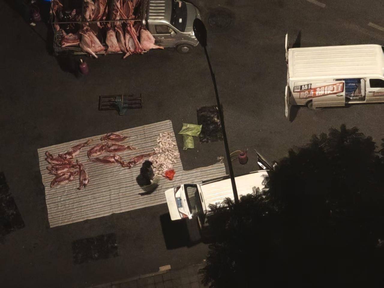 皇冠信用網在线申请
_成都街头凌晨惊现“流动猪肉摊”皇冠信用網在线申请
，一群人在路边地上剁猪肉为摊贩供货，当地回应