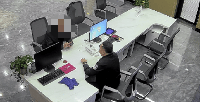 皇冠信用網开号
_浙江男子花30万买金条送孙子皇冠信用網开号
，所长、行长都上门了……