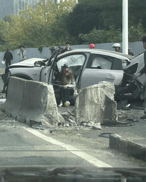 利物浦比分
_上海一辆蔚来EC6撞石墩后车尾断裂利物浦比分
，客服回应：目前已与车主取得联系，正在复盘事故经过