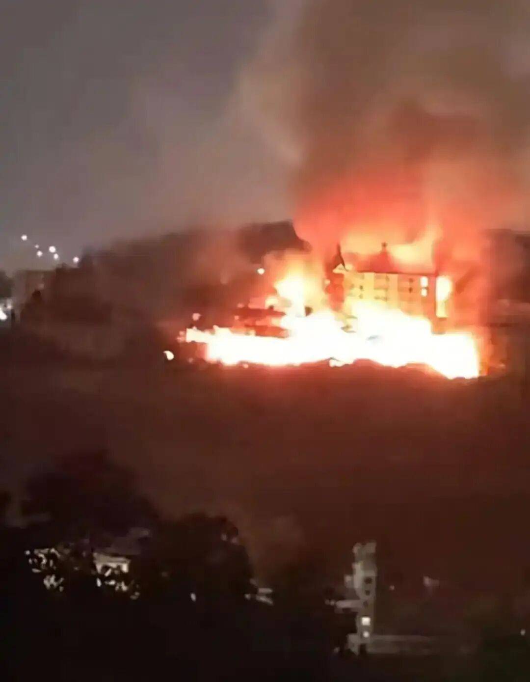 迈阿密热火vs洛杉矶快船
_福州闽清县一酒店建筑夜间起火迈阿密热火vs洛杉矶快船
，楼裙燃烧；当地消防：是废弃建筑，未造成伤亡，起火原因还在调查中