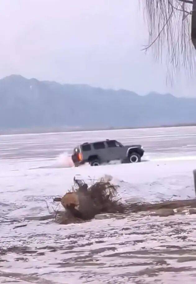 皇冠信用出租足球_河北一越野车在水库冰面练漂移皇冠信用出租足球，冰层突然破裂，车轮落水被冻6小时，找来吊车深夜将车吊出