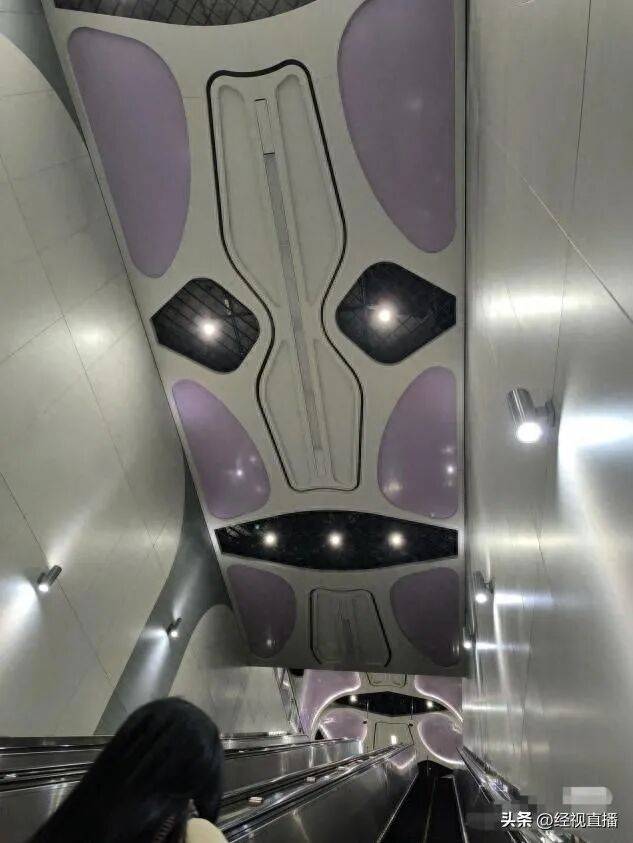 信用网怎么开户_成都地铁一站点灯具形似人脸令人不适信用网怎么开户，建设方：将关闭部分照明灯