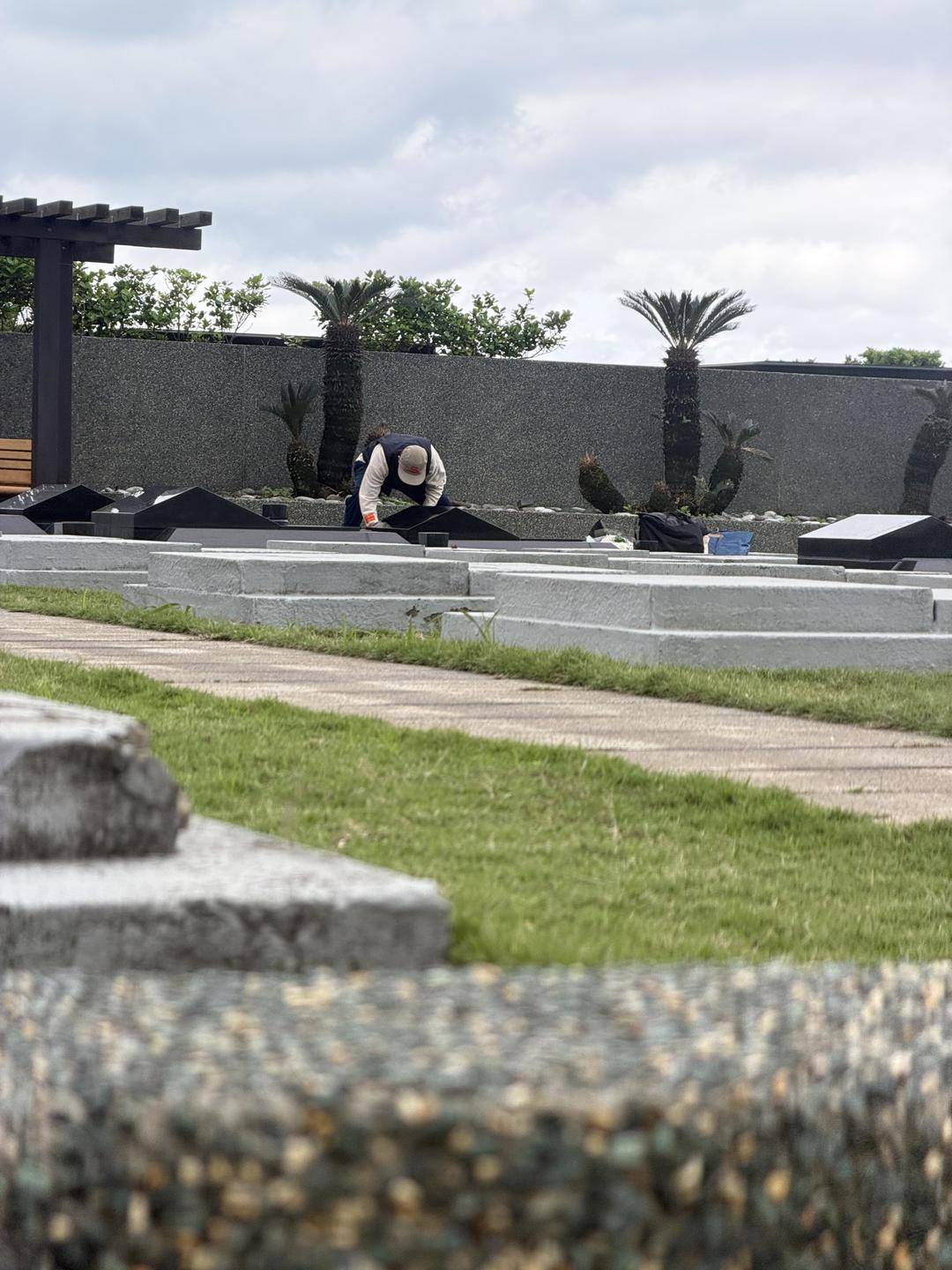 皇冠信用网代理申请_网友墓园偶遇具俊晔皇冠信用网代理申请，为已故妻子大S擦拭墓碑