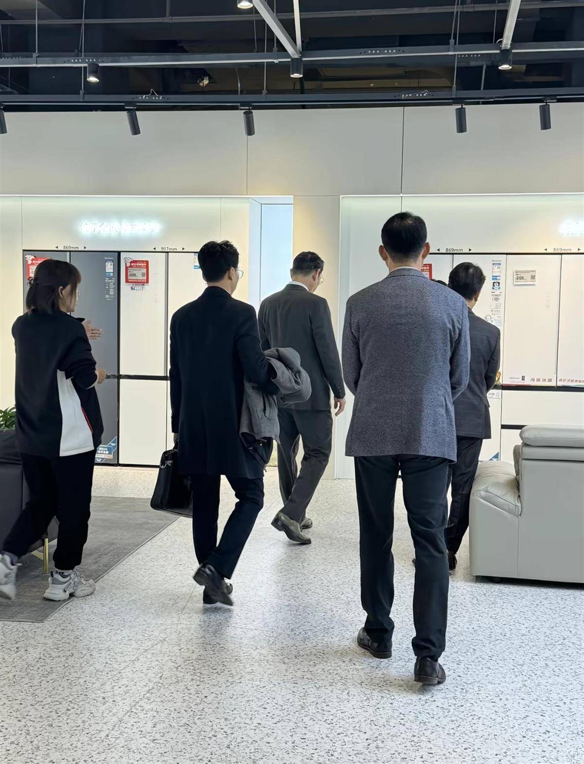 皇冠信用网如何注册_李在镕逛北京朝阳京东MALL买走100个labubu皇冠信用网如何注册,还看了海信163寸大电视,店员称“三星副会长也来了”