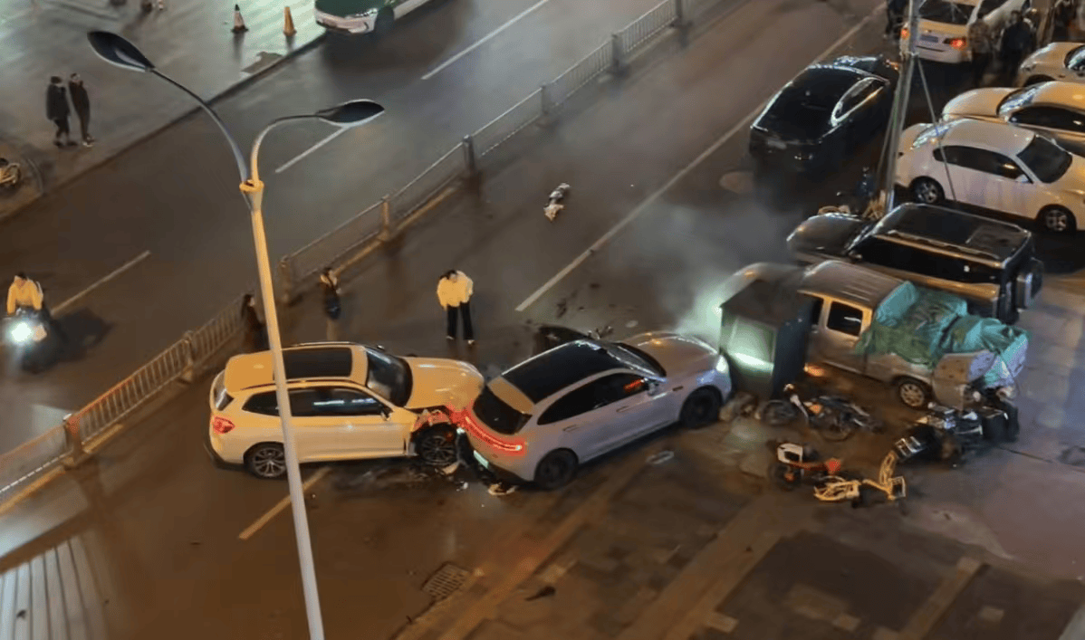 皇冠信用网在哪里开通_乐山市区发生一起交通事故：多车及电力设施受损皇冠信用网在哪里开通，无人员伤亡 当事司机已被警方控制