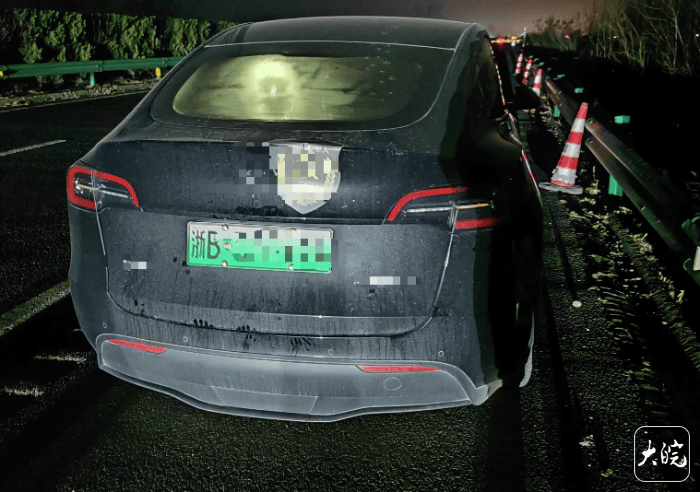 皇冠直播_新能源汽车在高速上断电自动上锁皇冠直播，一家5口被困车内报警求助，民警回应