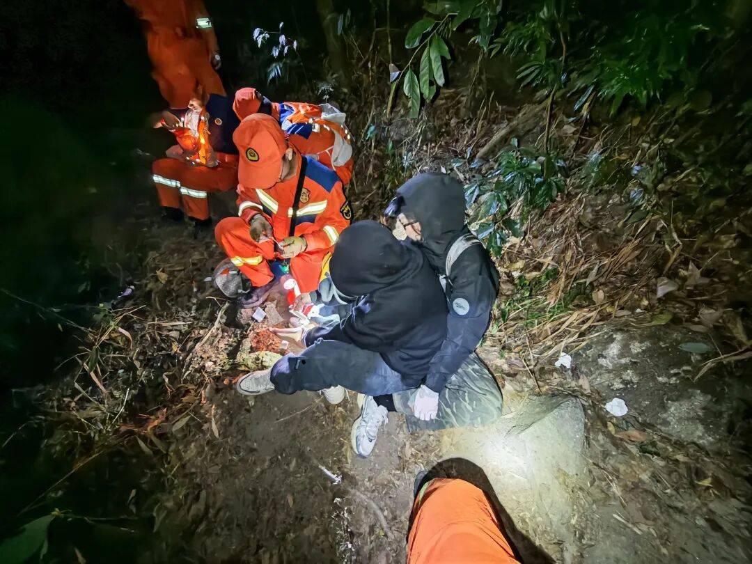 皇冠信用网需要押金吗_广东两女子体力不支皇冠信用网需要押金吗,被驴友抛弃荒野,遭遇惊魂一夜