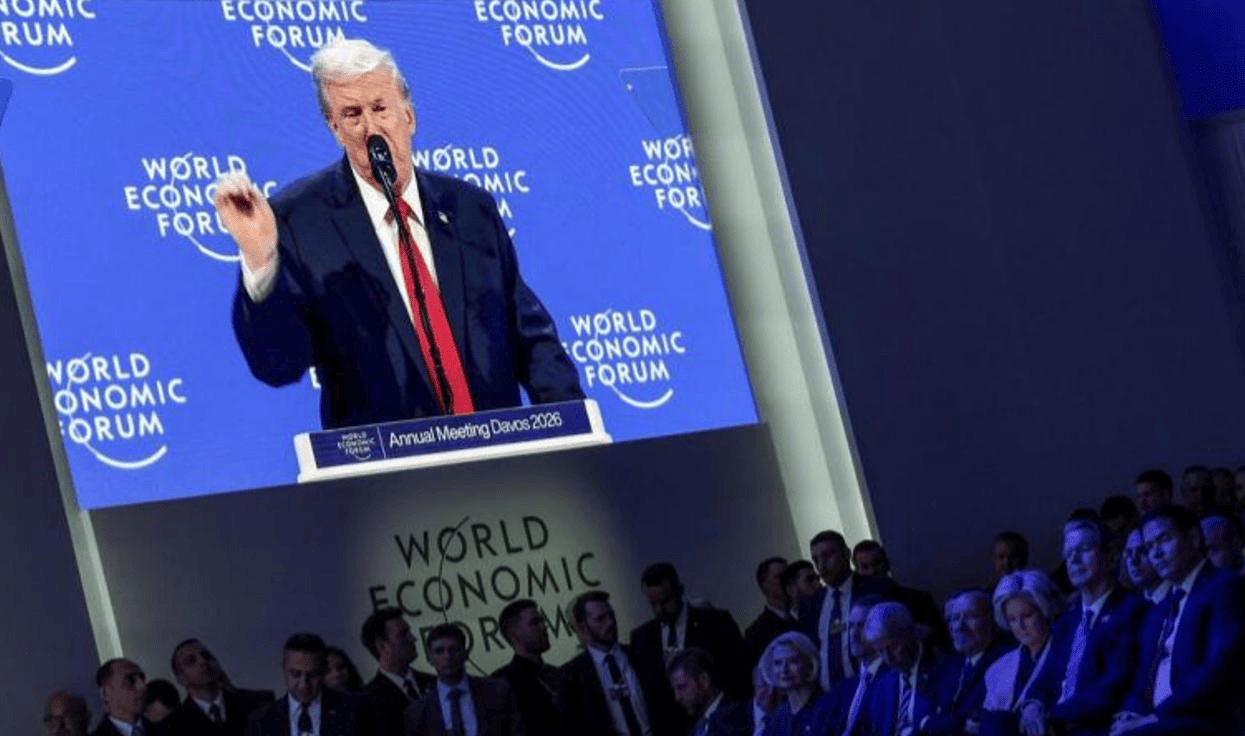 介绍个信用盘网址_特朗普走下专机就懵了介绍个信用盘网址，现场竟无一人迎接，独自走完空荡荡红毯