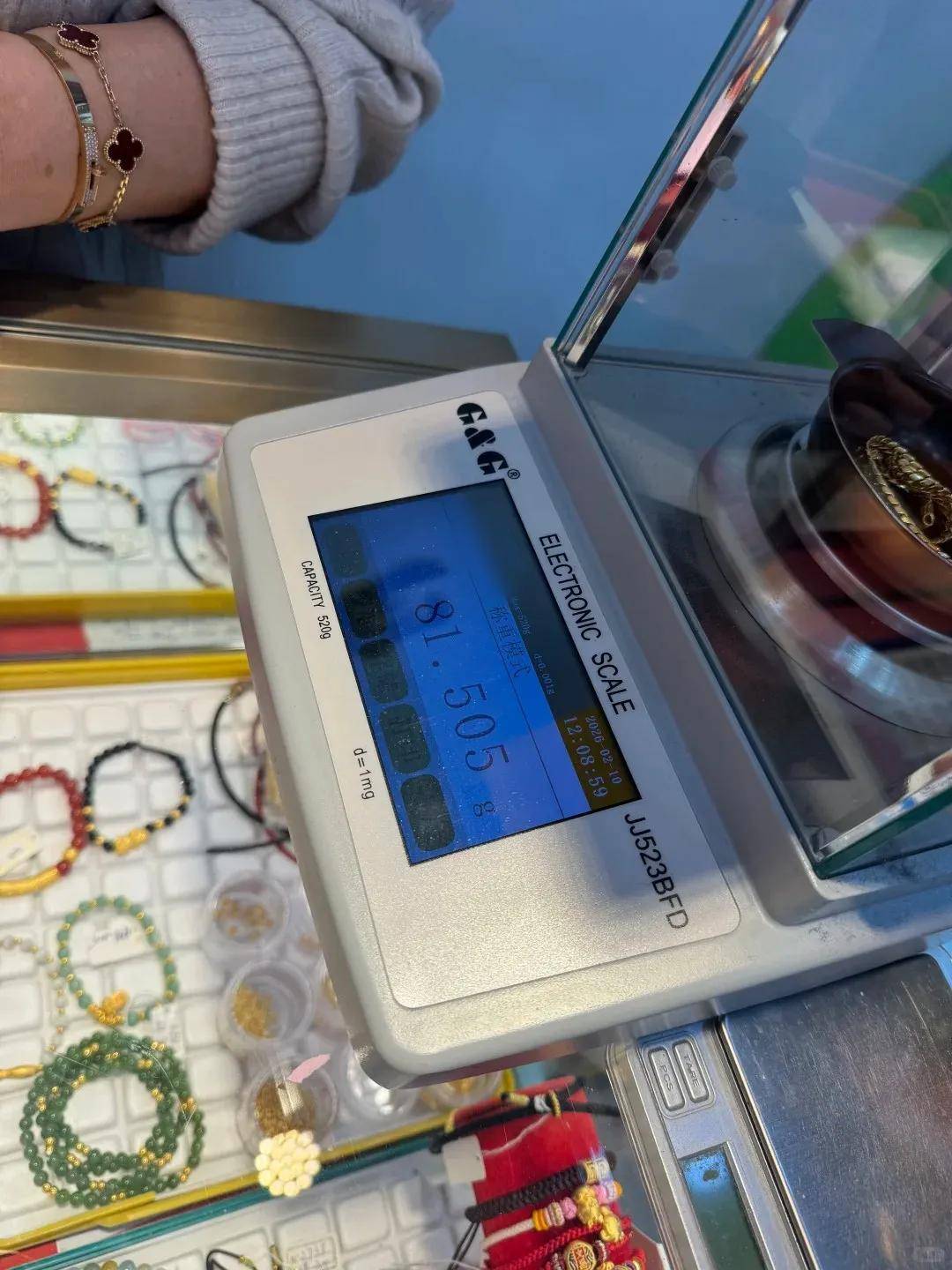 皇冠信用网平台出租_上海一女子将刚买的81.5克近10万元黄金项链遗落在地铁皇冠信用网平台出租！紧急报警……