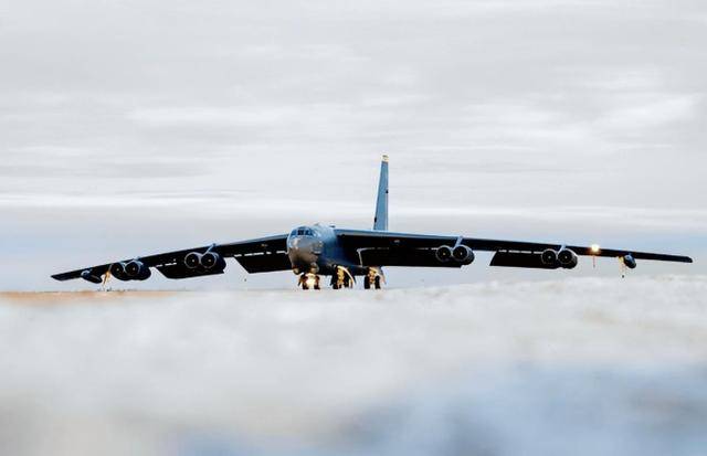 皇冠体育网_200架B-21+300架F-47！美智库：500架战机皇冠体育网，就能打到中国内陆