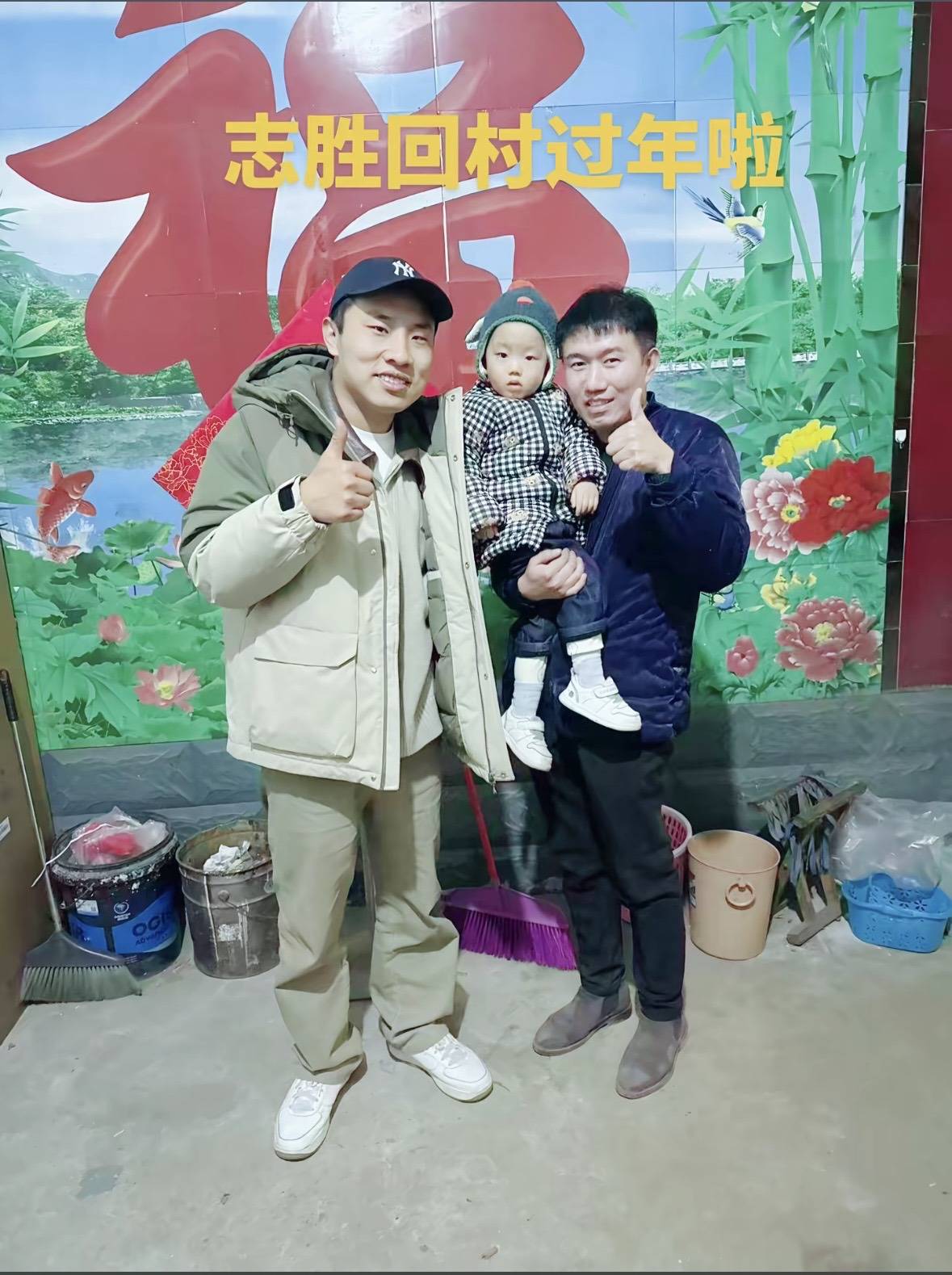 皇冠网_脱口秀演员徐志胜回济宁老家过年皇冠网，家门口成“打卡点”，热情配合拍照签名，乡邻：像亲戚一样毫无架子