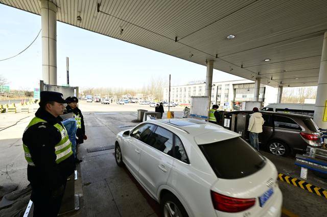 皇冠足球比分
_近6万辆车抵京皇冠足球比分
,通州交警全力保障入京通道畅通