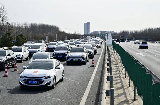 皇冠足球比分
_近6万辆车抵京皇冠足球比分
,通州交警全力保障入京通道畅通