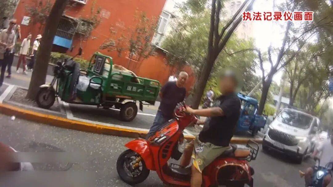 皇冠信用网在哪里开通_北京朝阳一“京A”摩托车骑手没戴头盔被拦皇冠信用网在哪里开通，开始配合，突然闯卡加速逃跑，警方一查竟发现……