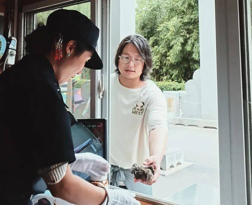 信用网怎么注册_火出圈!合肥49岁女保安走红网络信用网怎么注册,执勤间隙跳拉丁舞,网友纷纷点赞