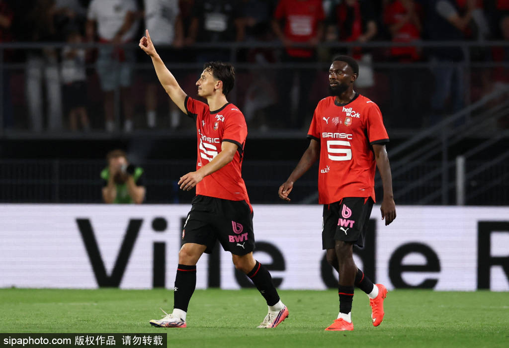 皇冠信用网_克雷桑18秒闪击与红牌风波：山东泰山1-0深圳新鹏城上半场战报