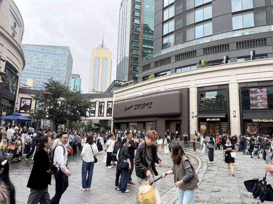 皇冠信用网占成代理_上海又又又排队!印尼一家四口5分钟清空两层货架;新店排队2小时入场皇冠信用网占成代理,“懂经”的直奔试衣间